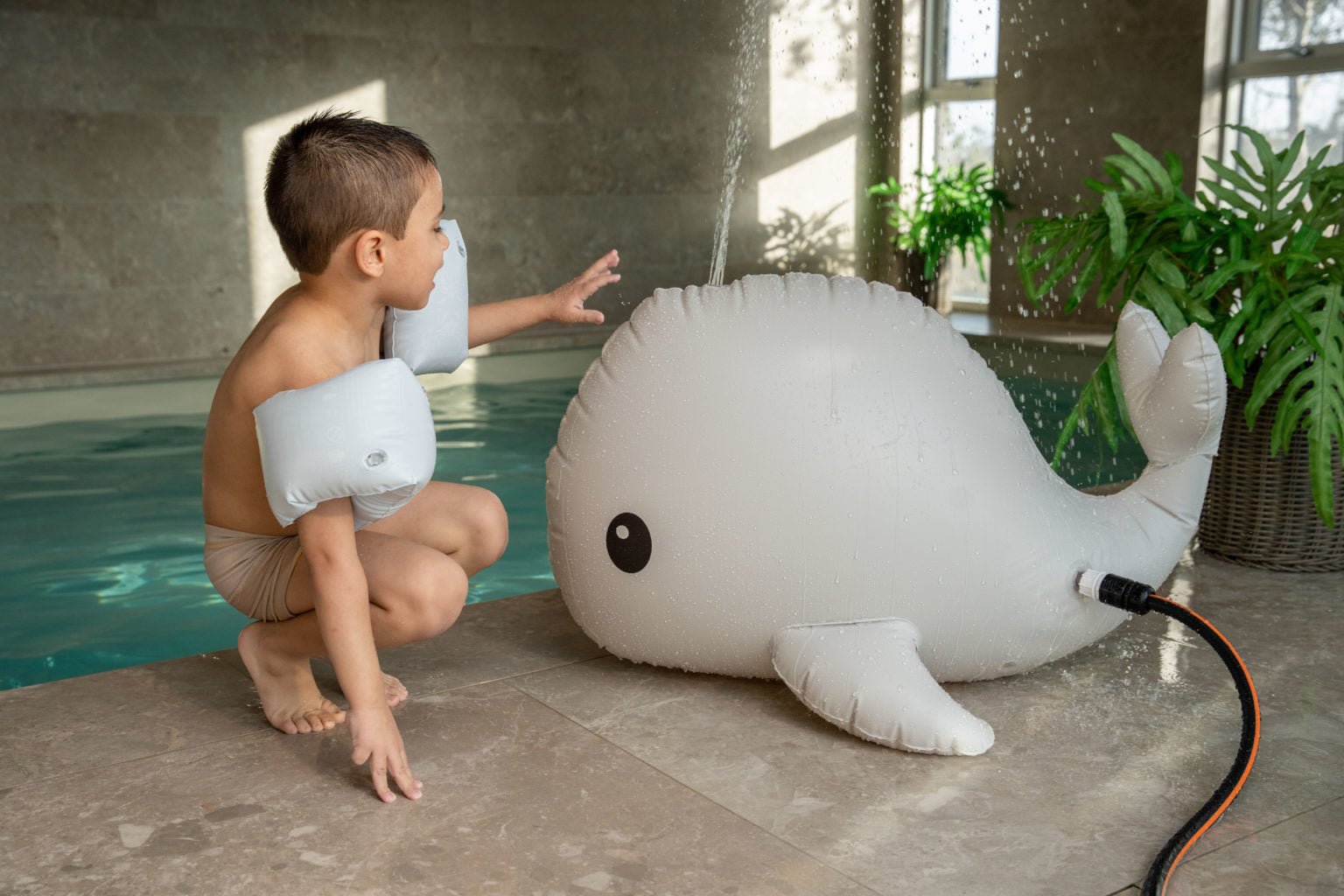 Igračka na naduvavanje sa prskalicom za vodu - Mini Bambini