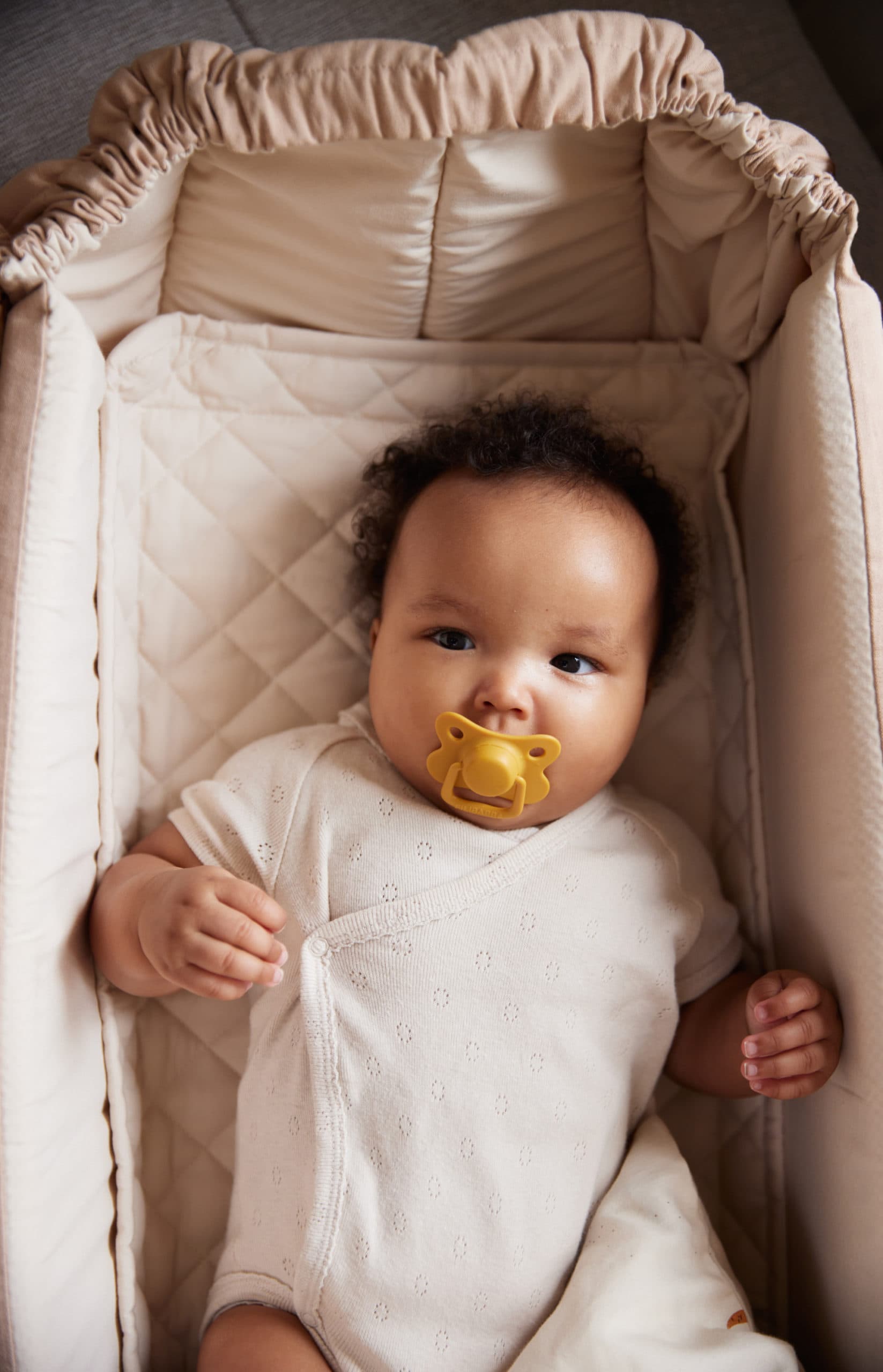 Korpa za bebe Frida Swift Lift 2.0 - roze bež - Mini Bambini