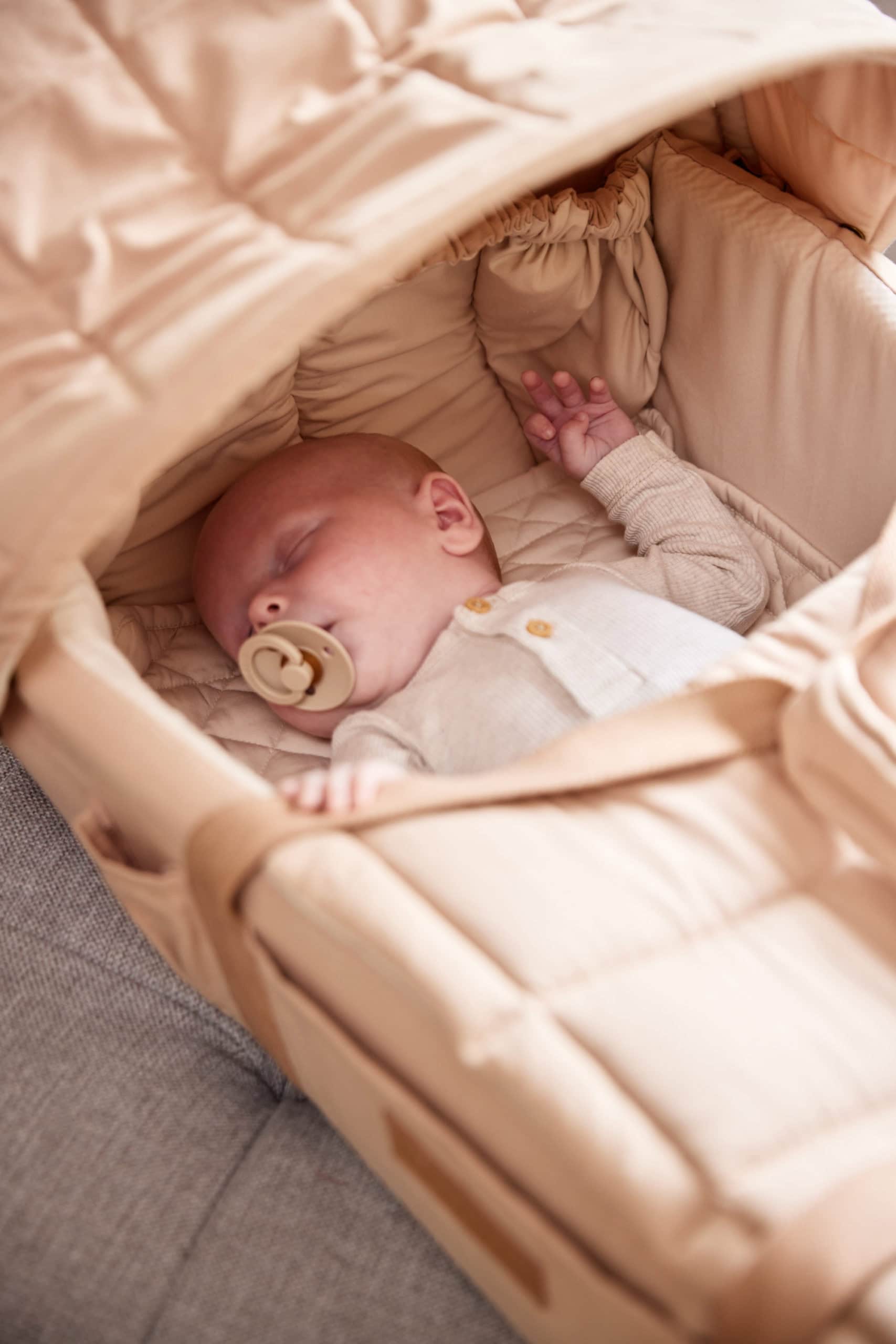 Korpa za bebe Frida Swift Lift 2.0 - roze bež - Mini Bambini