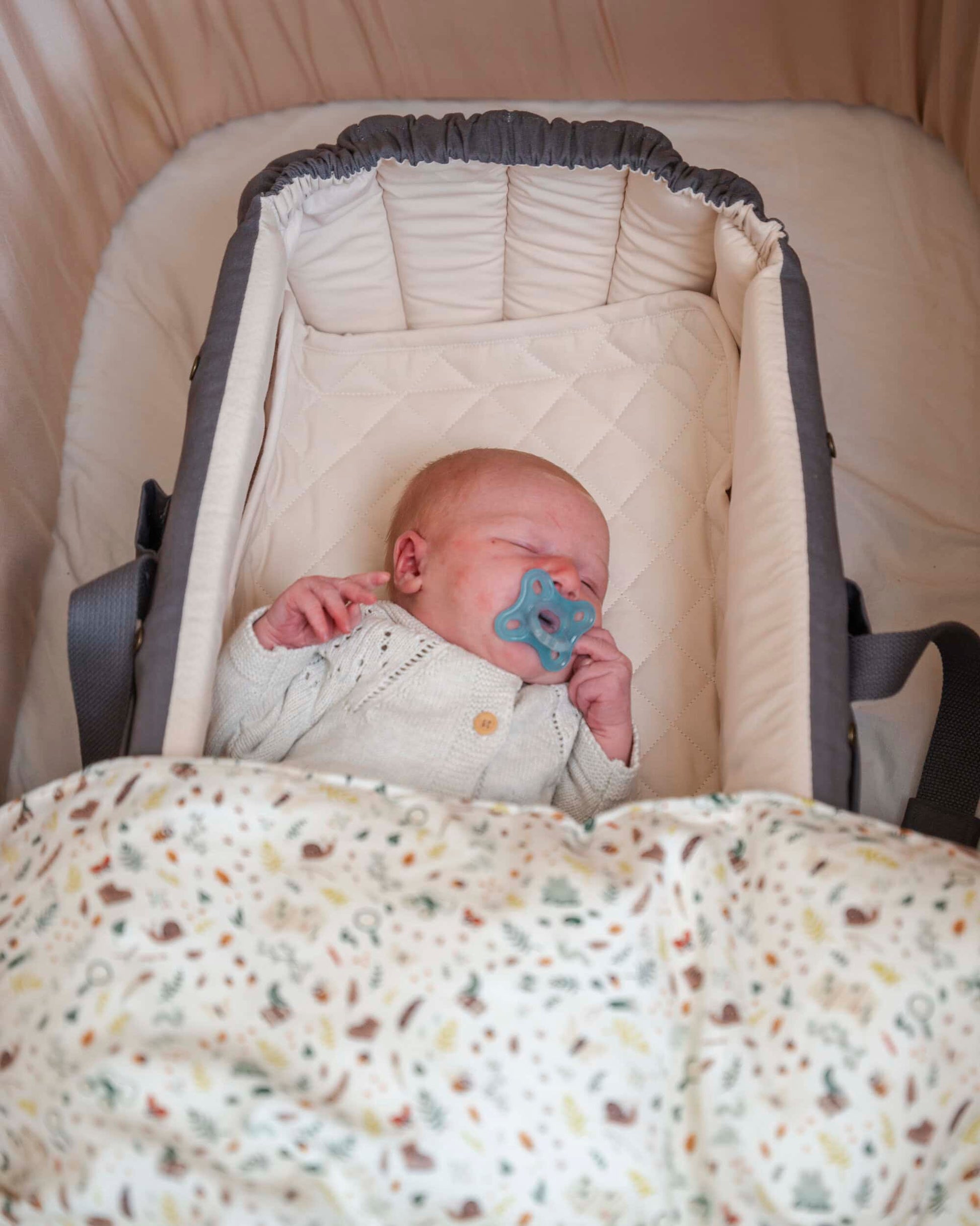 Korpa za bebe Frida Swift Lift 2.0 - siva - Mini Bambini