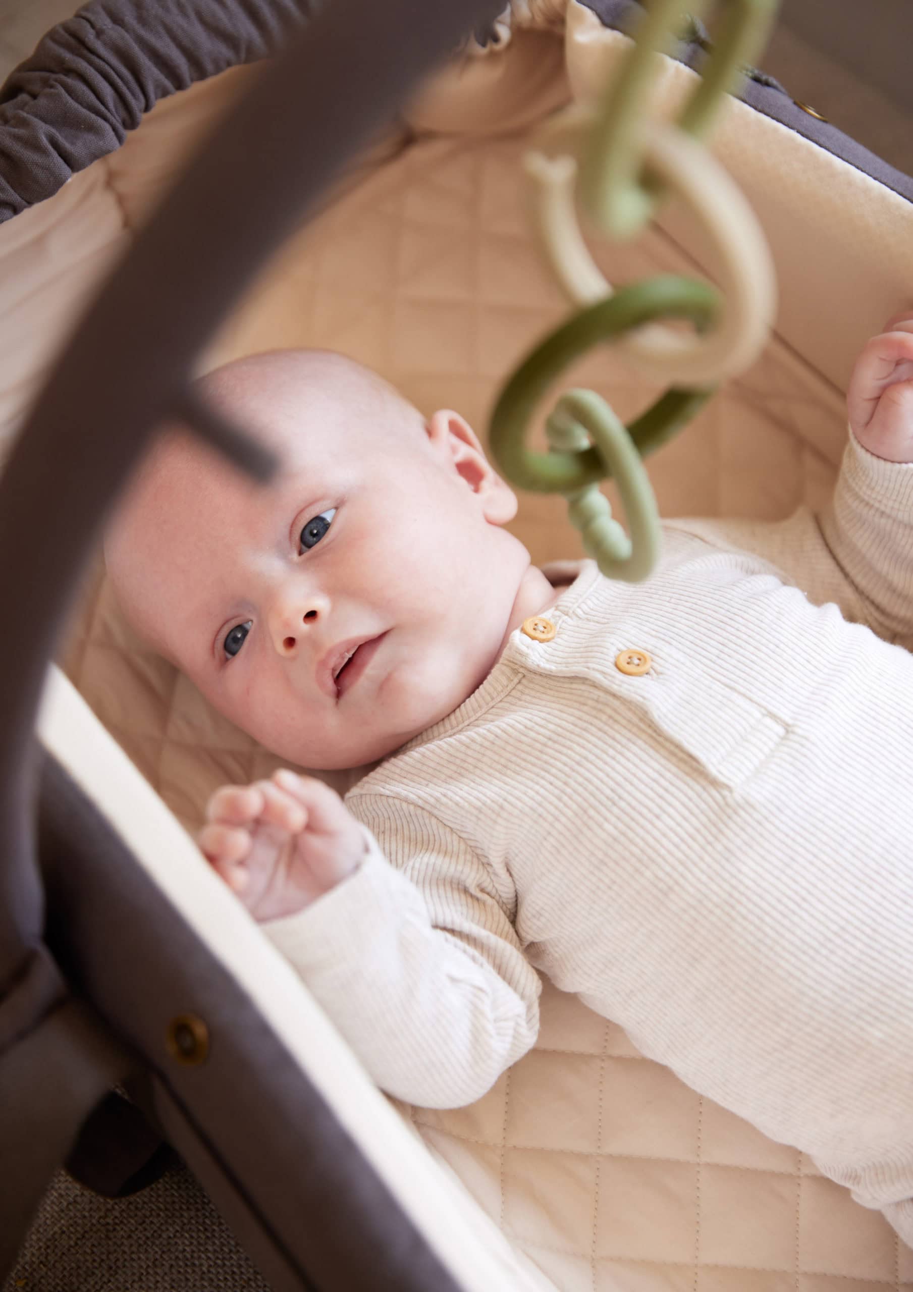 Korpa za bebe Frida Swift Lift 2.0 - siva - Mini Bambini