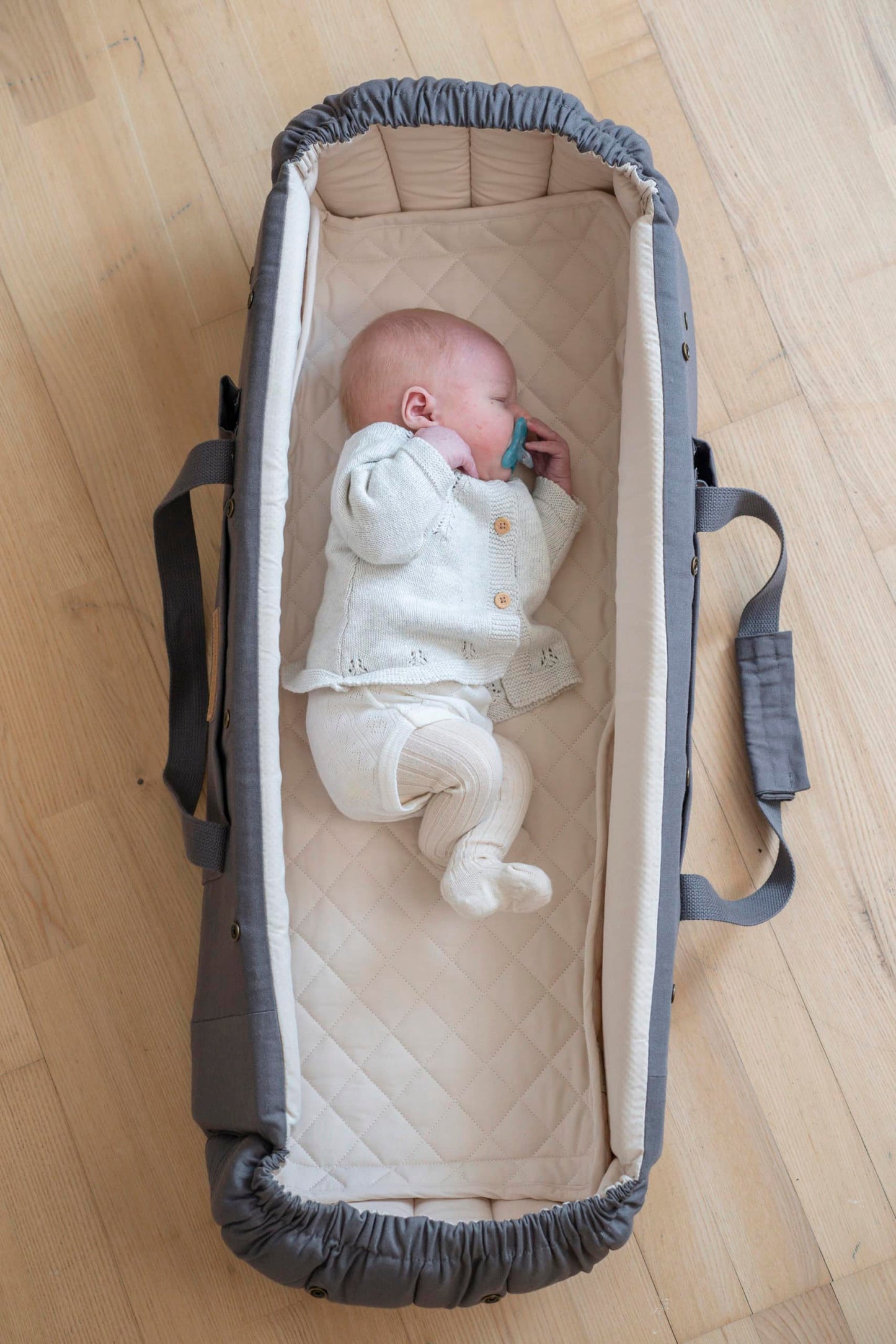 Korpa za bebe Frida Swift Lift 2.0 - siva - Mini Bambini
