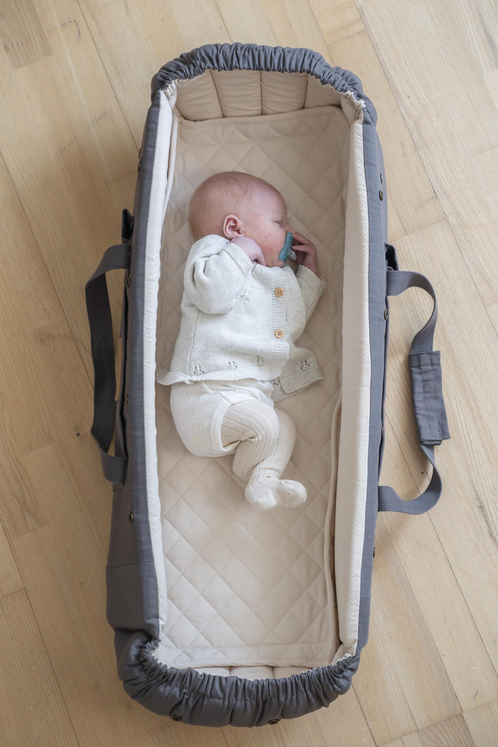 Korpa za bebe Frida Swift Lift 2.0 - siva - Mini Bambini