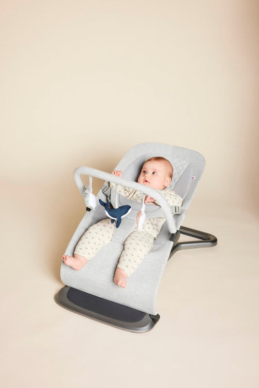 Ljuljaška Evolve i luk sa igračkama - Light Grey - Mini Bambini