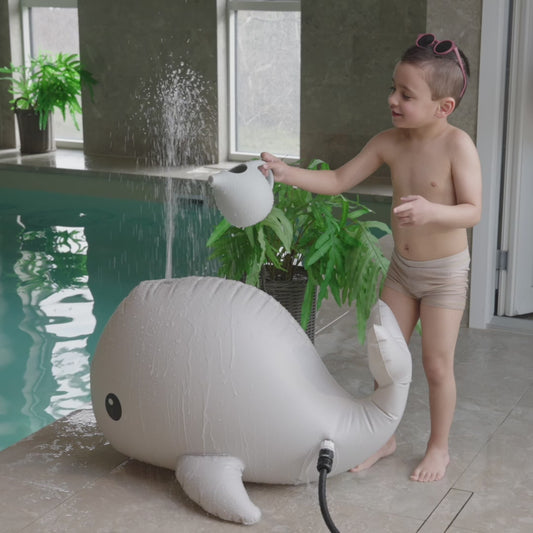 Igračka na naduvavanje sa prskalicom za vodu