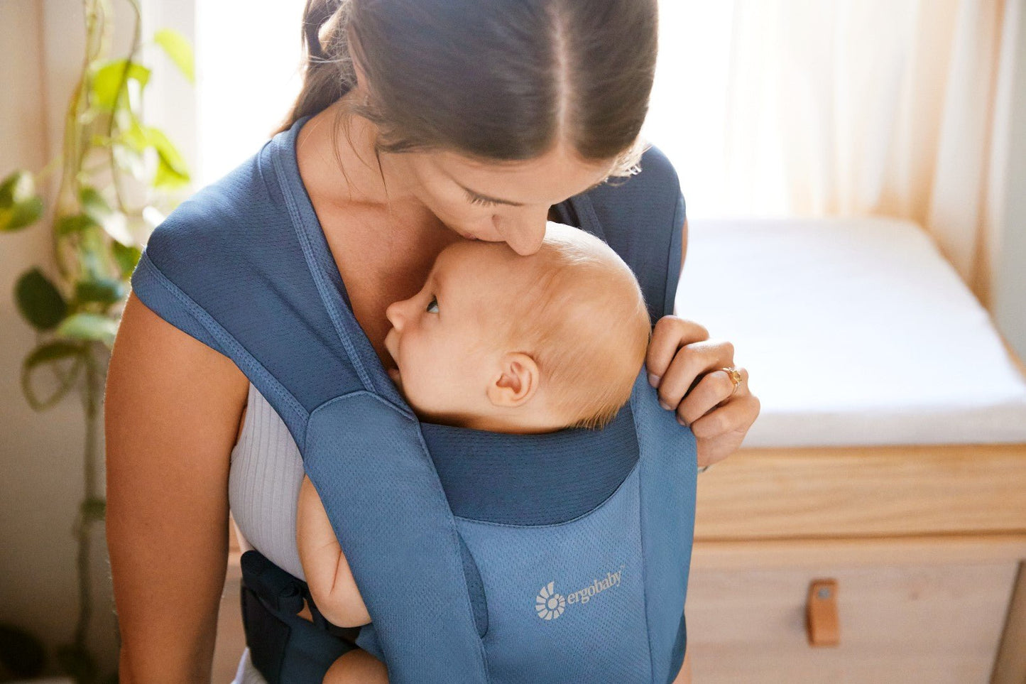 Ergonomska kengur nosiljka Ergobaby Embrace Soft Air Mesh - Blue