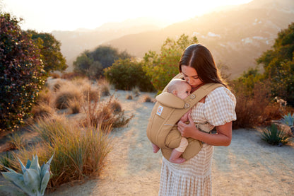 Ergonomska kengur nosiljka Ergobaby Omni Breeze - Camel Brown - Mini Bambini