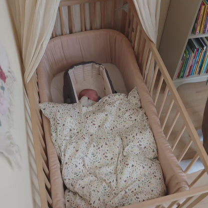 Korpa za bebe Frida Swift Lift 2.0 - siva